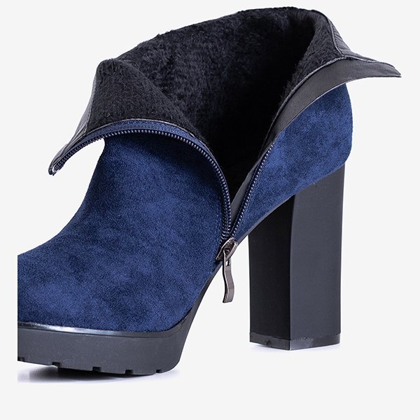 Dunkelblaue isolierte Stiefel auf einem hohen Pfosten Madena - Schuhe