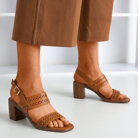 Braune durchbrochene Sandalen auf einem höheren Pfosten Mandorianna - Schuhe