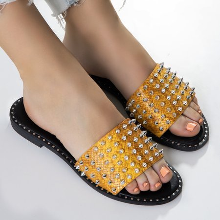 Gelbe Frauenschuhe mit Maurella-Nieten und -Düsen - Schuhe