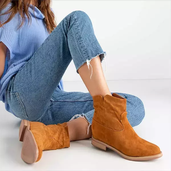 OUTLET Braune Stiefeletten a'la Cowboystiefel auf einem bedeckten Terband-Keil - Schuhe
