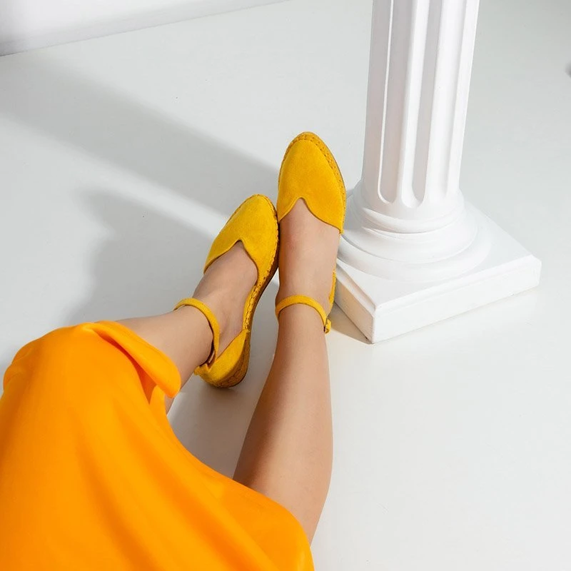 OUTLET Gelbe Damensandalen a'la Espadrilles auf der Monata-Plattform - Schuhe