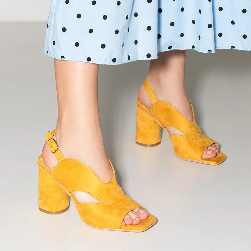 OUTLET Gelbe Damensandalen auf dem Biserka Post - Footwear