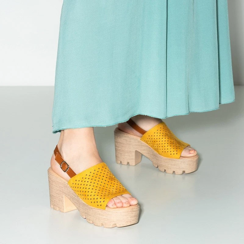 OUTLET Gelbe durchbrochene Damensandalen für Frauen auf dem Noria Post - Footwear