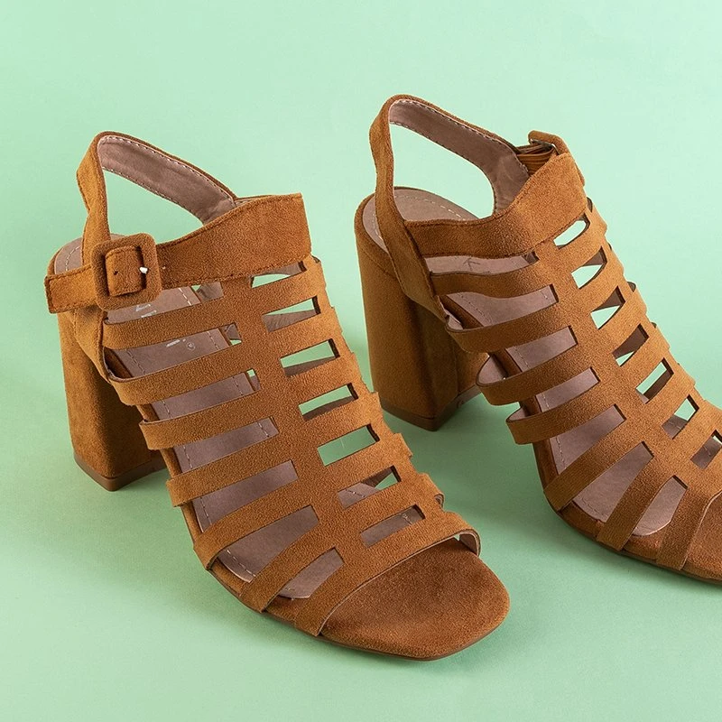 OUTLET Hellbraune Damensandalen mit Streifen auf dem Sims Pfosten - Schuhe