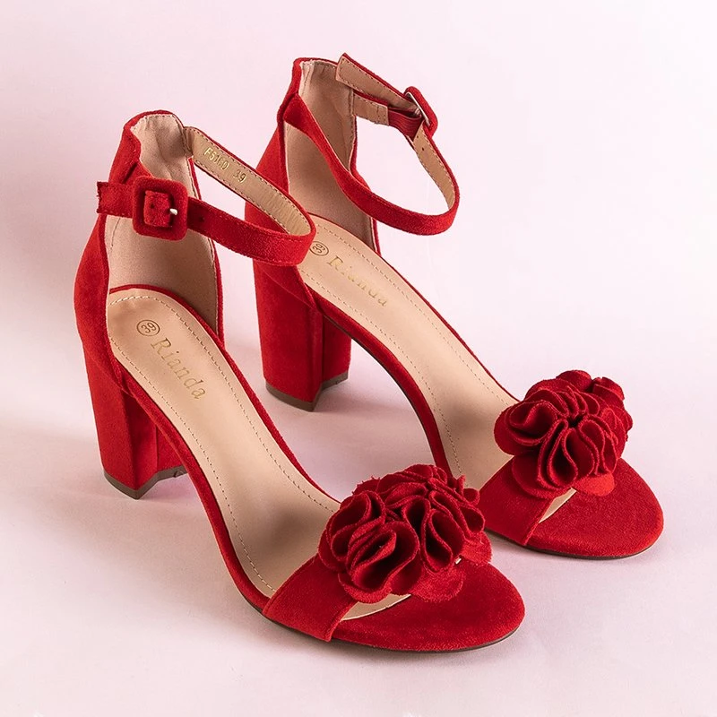 OUTLET Rote Sandalen mit Blumen auf einem höheren Absatz Lowera - Schuhe