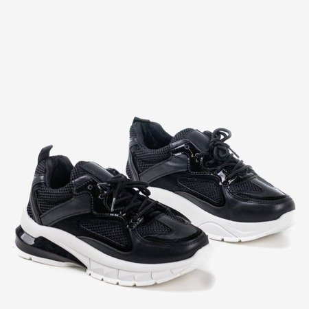 Schwarze Sportschuhe auf der Igalea-Plattform - Schuhe 1