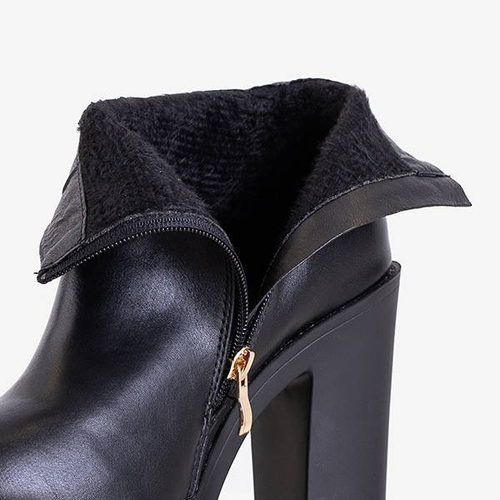 Schwarze isolierte Stiefel auf einem hohen Pfosten von Zibby - Schuhe