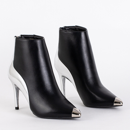 Schwarze und silberne Stiefel auf einem Pritti-Stilettoabsatz. Schuhwerk