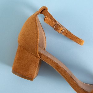Braune Damensandalen auf einem niedrigen Pfosten Mohato - Schuhe
