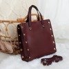 Burgunder mittelgroße Umhängetasche aus Öko-Leder - Handtaschen