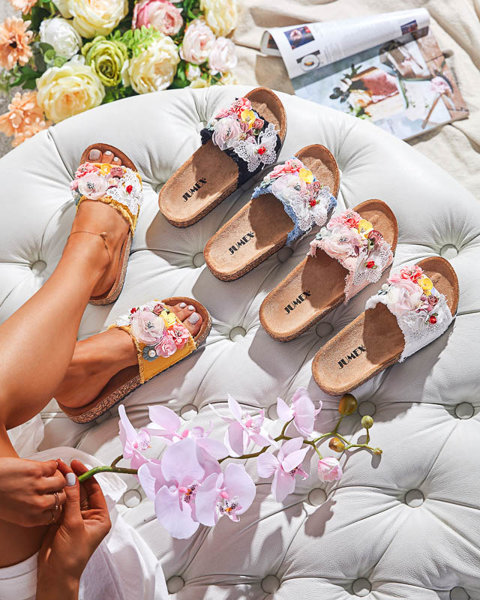 Damenhausschuhe mit Stoffblumen in Weiß Ososi- Footwear