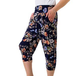 Dunkelblaue Damen-Shorts mit Blumendruck PLUS SIZE - Kleidung