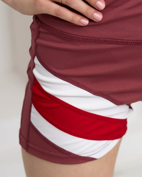 Dunkelrosa kurze Shorts mit farbigem Einsatz- Kleidung