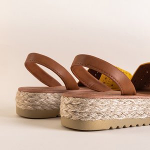 Durchbrochene Sandalen aus Senf für Frauen auf der Pieqa-Plattform - Schuhe