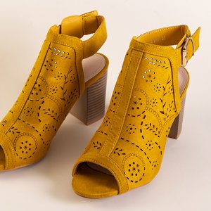 Durchbrochene Sandalen für Senffrauen auf dem Jasmines Post - Footwear