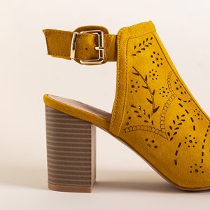 Durchbrochene Sandalen für Senffrauen auf dem Jasmines Post - Footwear