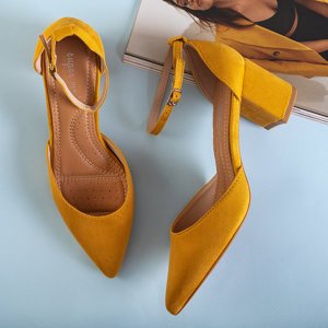 Gelbe Damensandalen auf dem Rumil Post - Schuhe