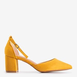 Gelbe Damensandalen auf dem Rumil Post - Schuhe
