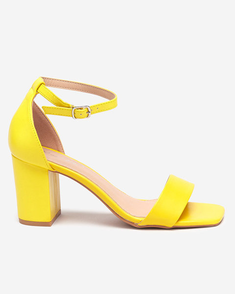 Gelbe Damensandalen auf einem Pfosten von Qwemu - Schuhe