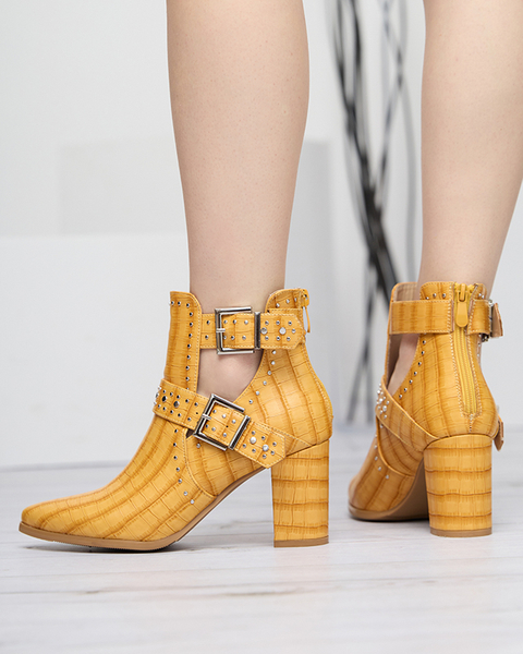 Gelbe Stiefel auf dem Pfosten mit Ausschnitten und Masieo-Schnallen - Schuhe