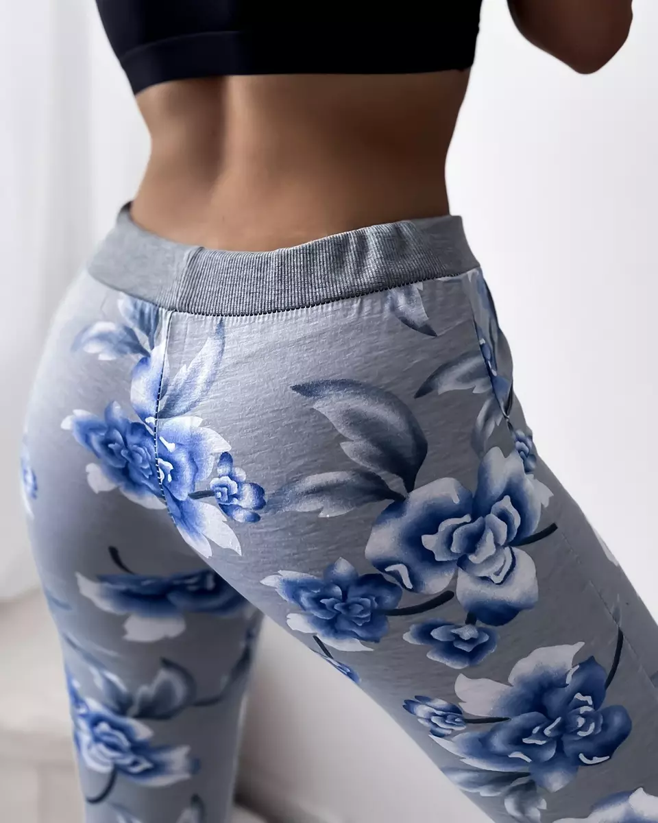 Graue Damen-Shorts in 3/4-Länge mit Blumenmuster - Bekleidung