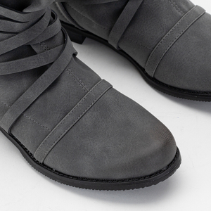 Graue Stiefel mit Zierstreifen Ozaila- Schuhe
