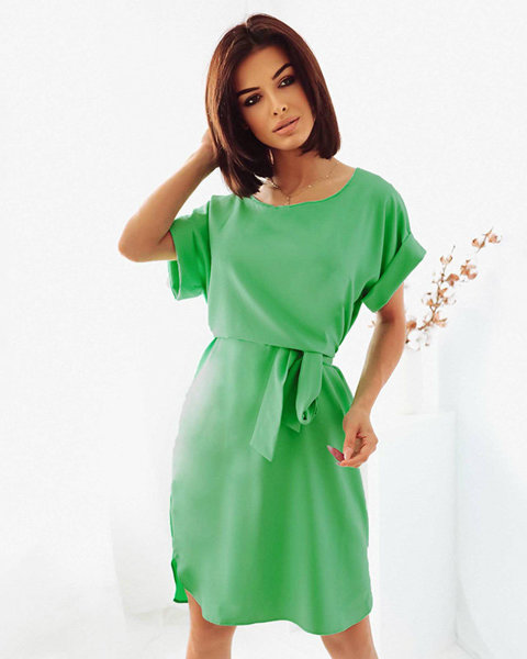 Grünes Sommerkleid mit Einfassung und kurzen Ärmeln - Kleidung
