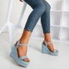 Hellblaue Sandalen an einem Demetera-Keilabsatz - Schuhe 1