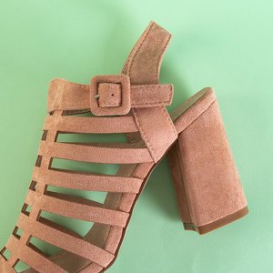 Hellrosa Damen-Streifensandalen auf dem Pfosten des Sims - Schuhe