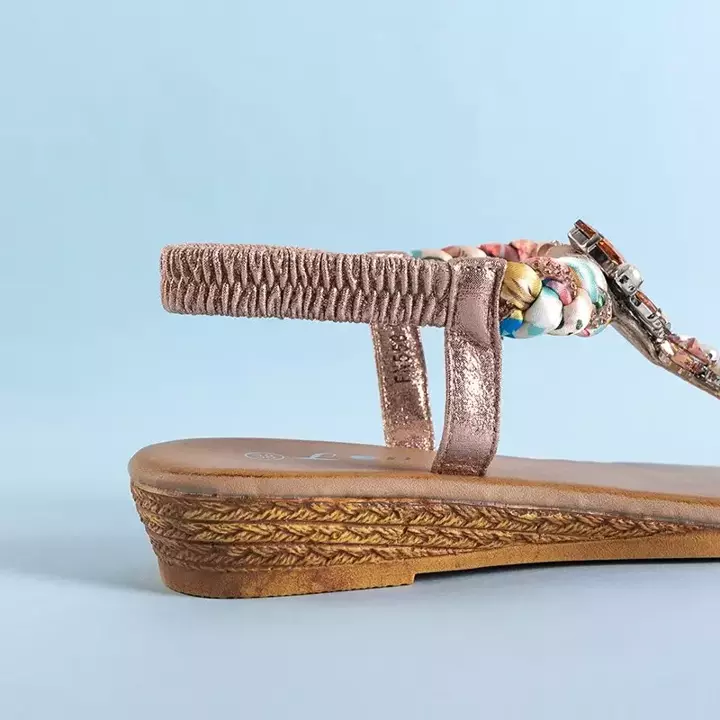 OUTLET Flip-Flops mit roségoldenen Verzierungen Gortenzja - Schuhe