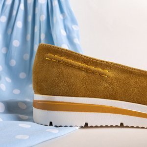 OUTLET Gelbe Damenmokassins auf einem niedrigen Keil Dardariel - Schuhe