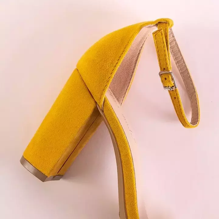 OUTLET Gelbe Damensandalen an der Anniet Post - Schuhe