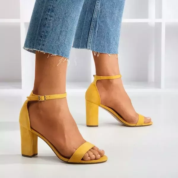 OUTLET Gelbe Damensandalen an einem süßen Honigpfosten - Schuhe
