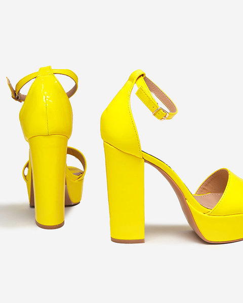 OUTLET Gelbe Damensandalen mit höherem Absatz Berija - Schuhe