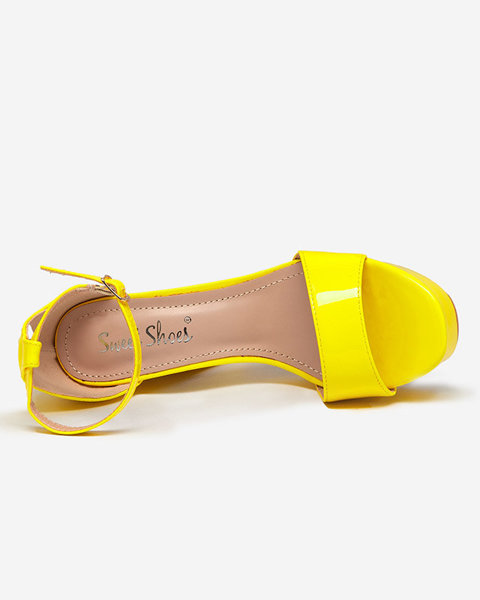 OUTLET Gelbe Damensandalen mit höherem Absatz Berija - Schuhe