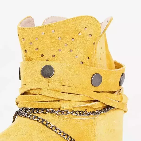 OUTLET Gelbe Stiefel a'la Cowboystiefel auf einem Indoor-Keil Salemi - Schuhe