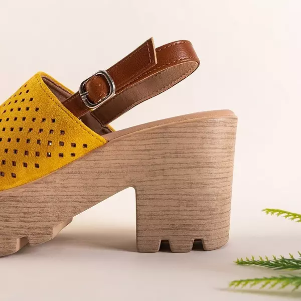 OUTLET Gelbe durchbrochene Damensandalen für Frauen auf dem Noria Post - Footwear