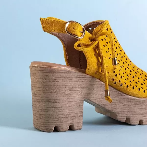 OUTLET Gelbe durchbrochene Damensandalen für Frauen auf dem Noris Post - Footwear