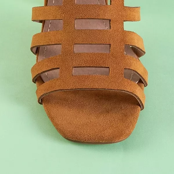 OUTLET Hellbraune Damensandalen mit Streifen auf dem Sims Pfosten - Schuhe