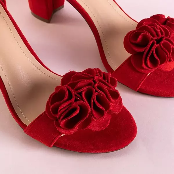 OUTLET Rote Sandalen mit Blumen auf einem höheren Absatz Lowera - Schuhe