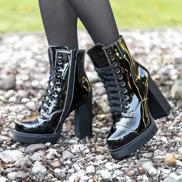 OUTLET Schwarz lackierte Damenstiefel auf einem höheren Posten von Gerala - Schuhe