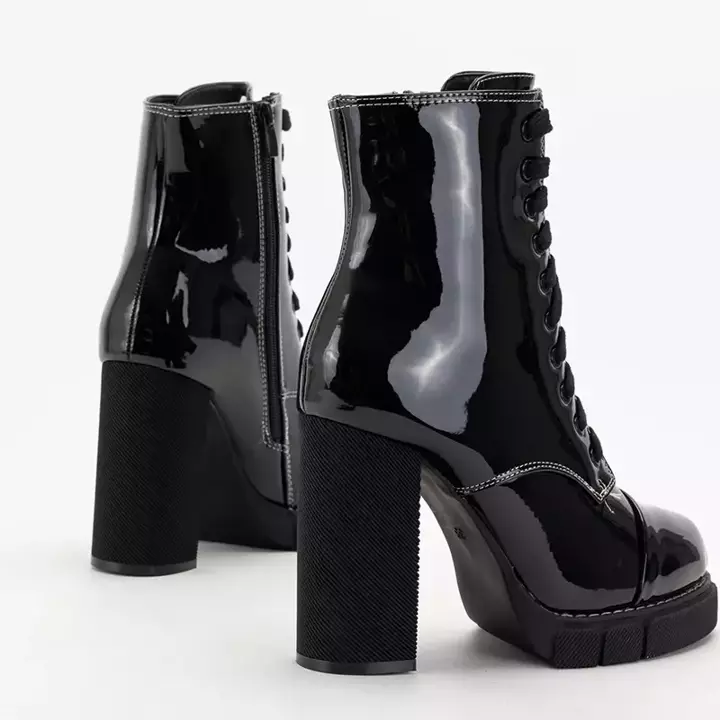 OUTLET Schwarz lackierte Damenstiefel auf einem höheren Posten von Gerala - Schuhe