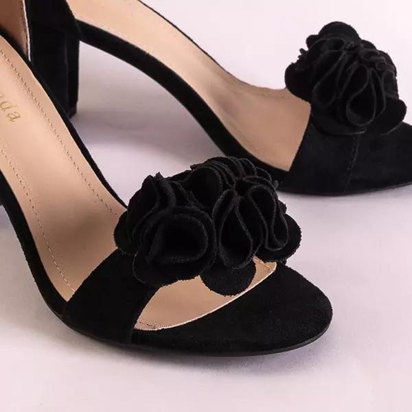 OUTLET Schwarze Sandalen mit Blumen auf einem höheren Absatz Lowera - Schuhe