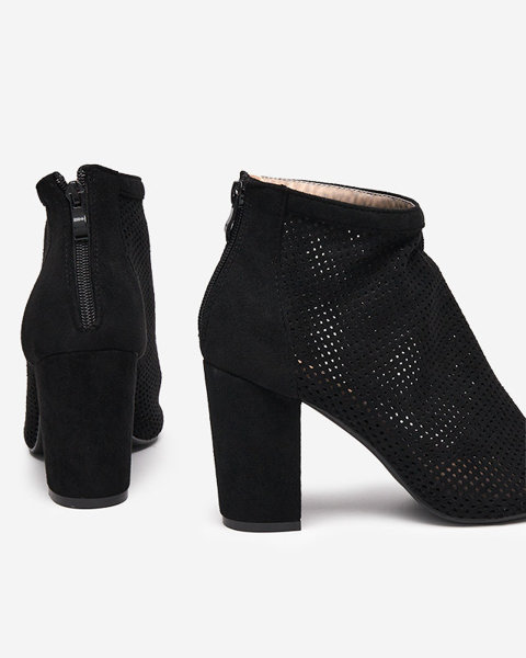 OUTLET Schwarze durchbrochene Damensandalen auf dem Post von Essgo-Footwear