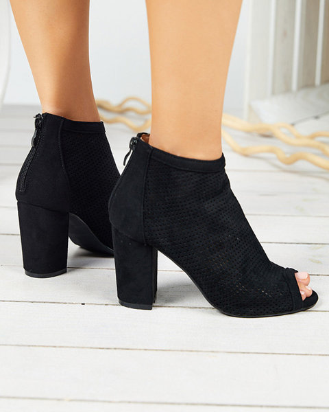 OUTLET Schwarze durchbrochene Damensandalen auf dem Post von Essgo-Footwear