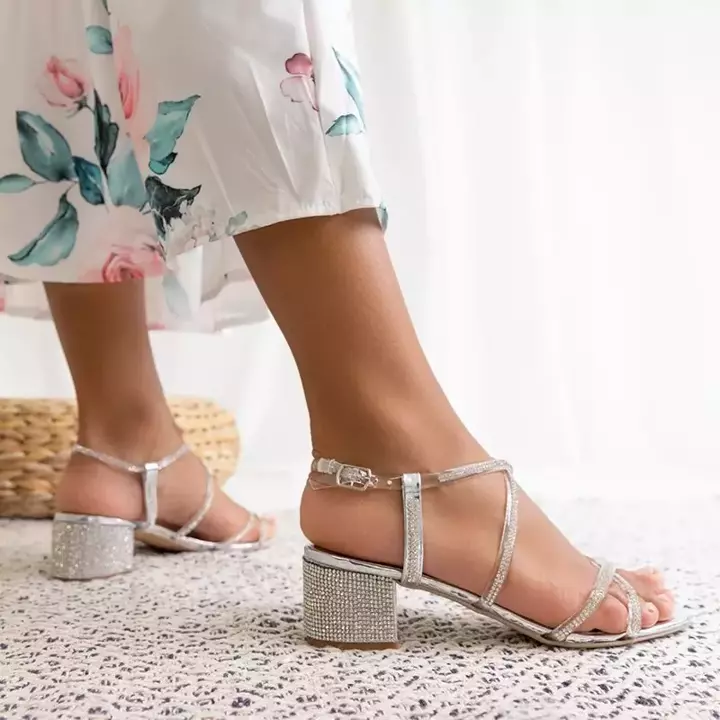 OUTLET Silberne Damensandalen auf einem Pfosten mit Zirkonias Jukko - Schuhe