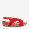 Rote Damensandalen auf einer dicken Strolla-Plattform - Schuhe