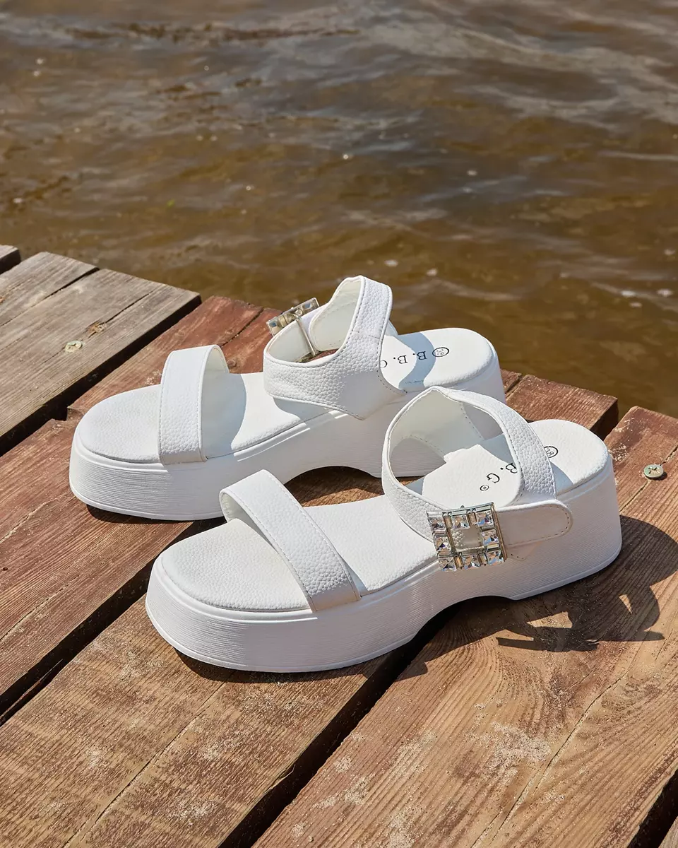 Royalfashion Weiße Damen-Sandalen mit Verzierungen auf einer festen Sohle Lorexi