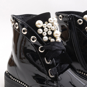 Schwarz lackierte Damentaschen mit Fastevi-Perlen - Schuhe