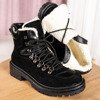 Schwarze Stiefel mit Dori-Schaffell isoliert - Schuhe